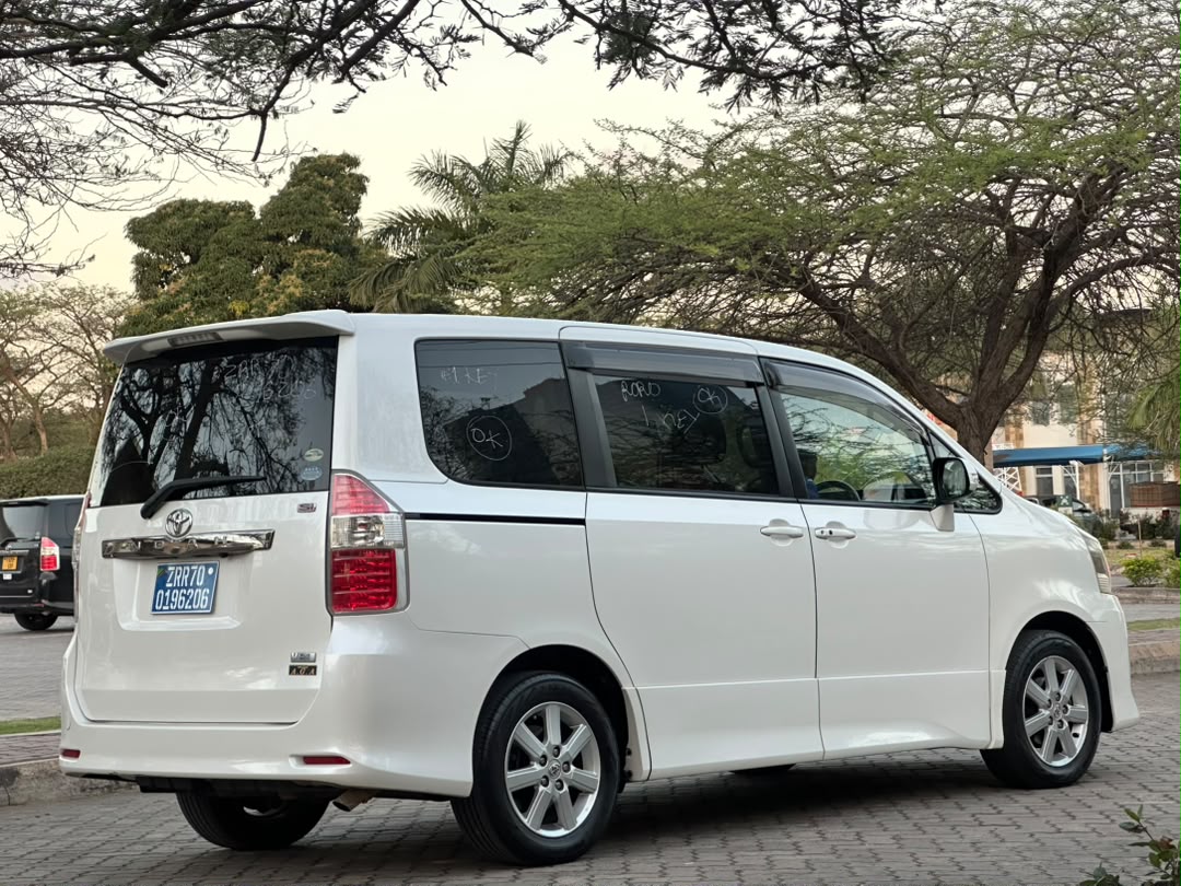 TOYOTA NOAH NEW MODEL Si thumbnail 9